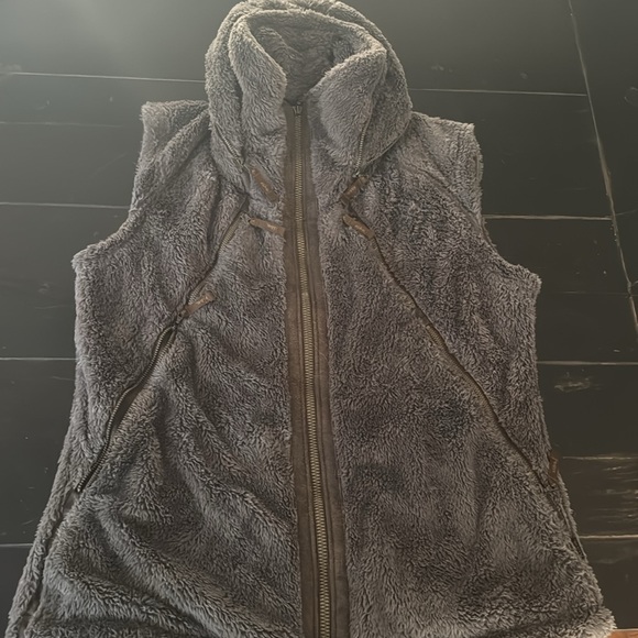 Women’s REI fur vest - Picture 2 of 3